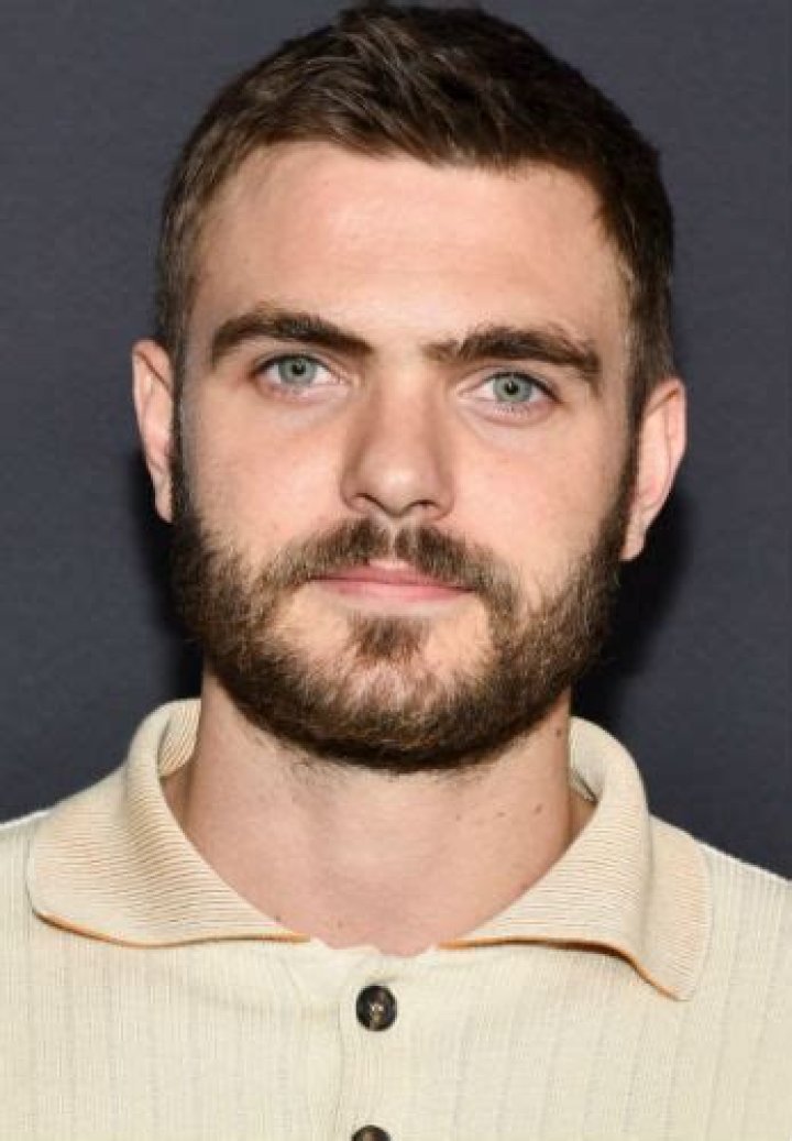 Alex Roe Height - CelebsHeight.org