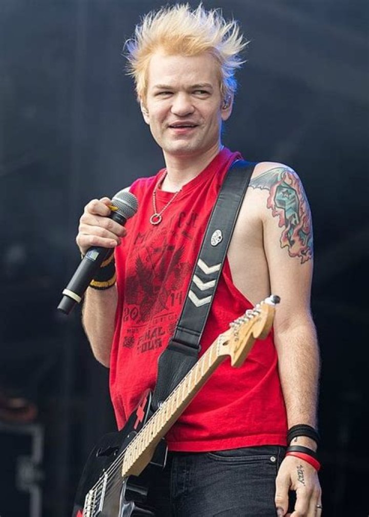Deryck Whibley Height - CelebsHeight.org