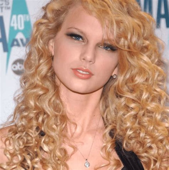 Taylor Swift's natural curly bangs are an 'absolute favorite' for fans